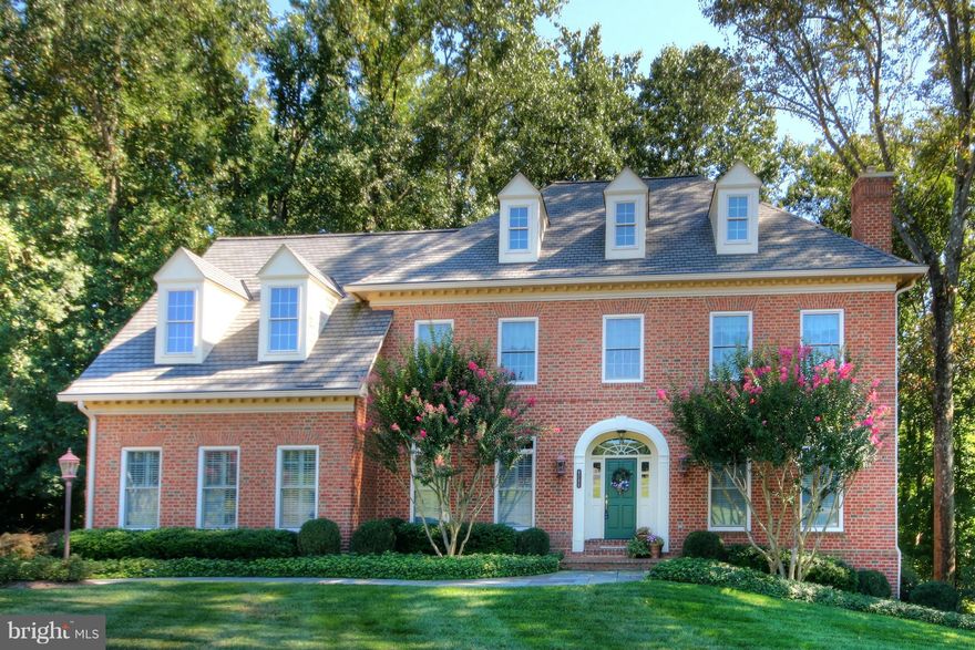 Custm 4-side-brick colonial on quiet culde-sac w/ rare privte 3+ac lot w/bridges,creeks,public wlking trails, lg dck,& patio. Updtd grmt Kit w/top of the line appl, grnite,& custm cbntry. 2-stry grt rm w/stacked wndws & flr to ceiling fp. Bright walkout LL w/coffered ceiling,  full sz bar,FP, BR & full BA. Park-like views frm almost evry rm in house. Colvin Run & McLean schl district
