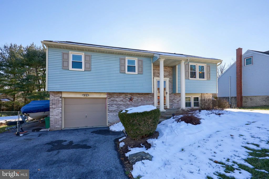 Photo of 4 Yardley Green, Lancaster, PA 17603 (MLS # PALA2046734)