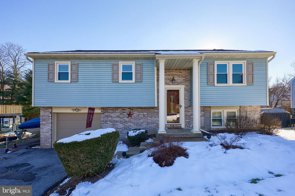Photo of 4 Yardley Green, Lancaster, PA 17603 (MLS # PALA2046734)