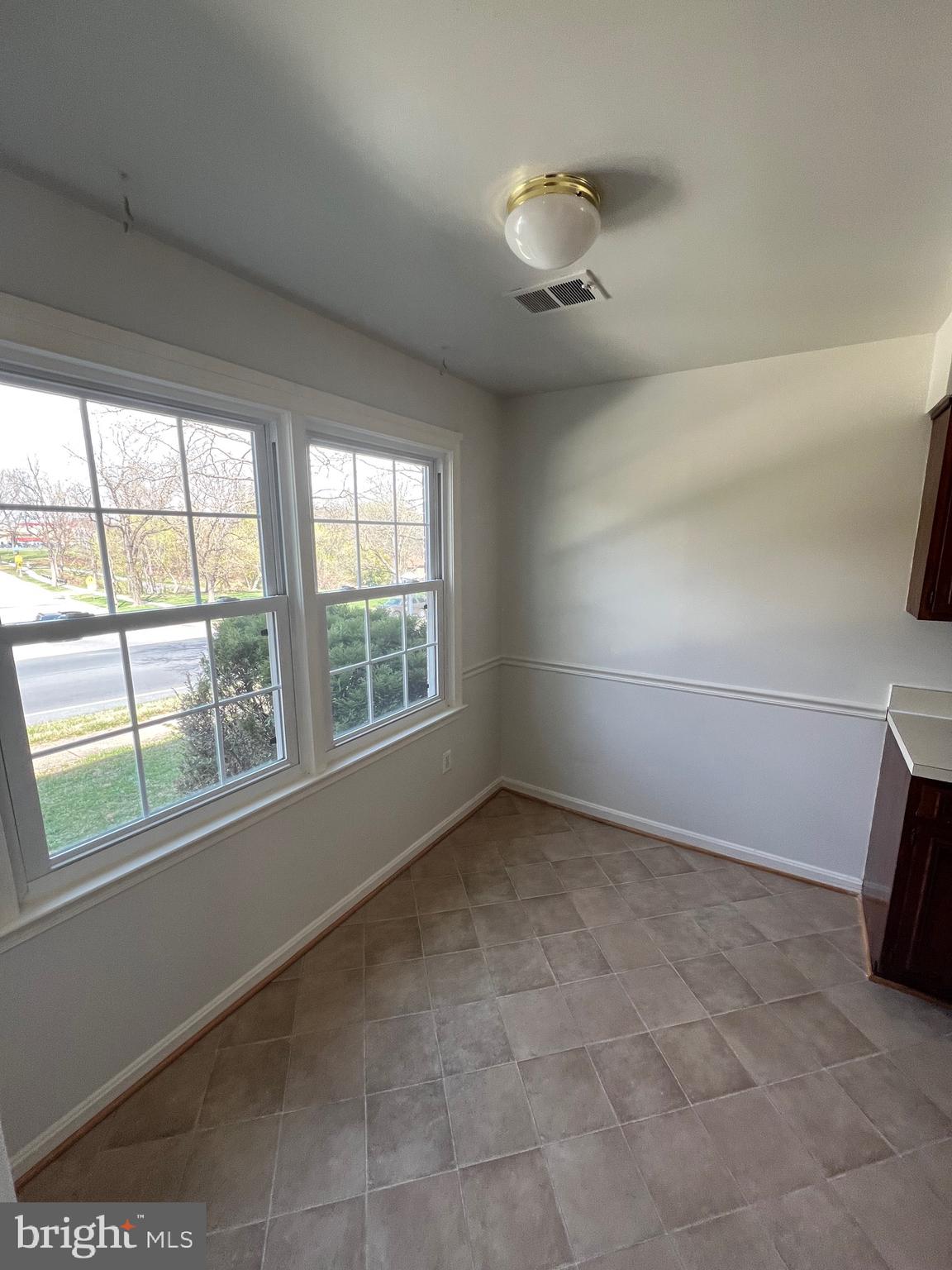 VILLAGE OF OAKLAND MILLS - Residential Lease