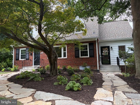 Photo of 805 Ridge Place, FALLS CHURCH, VA 22046 (MLS # VAFA2003798)