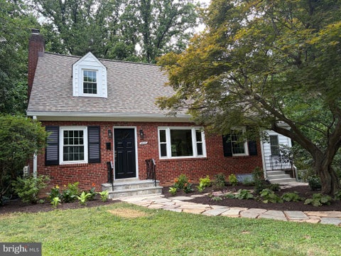 Photo of 805 Ridge Place, FALLS CHURCH, VA 22046 (MLS # VAFA2003798)