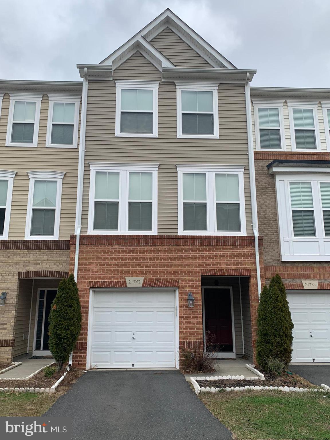 3 BED, 3.5 BA, 1 CAR TH IN BROADLANDS. BRIGHT OPEN FLOOR PLAN. HARDWOOD FLOOR IN MAIN LEVEL,RECESSED LIGHTING ON MAIN LVL. KITCHEN W/ GRANITE COUNTERS, UPGRADED STAINLESS STEEL APPLIANCES, LARGE ISLAND, 42 IN. CABINETS, LARGE PANTRY. TRAY CEILING IN MSTR BR. FANS W/ LIGHTS IN ALL BR AND REC RM. UPGRADED FAUCETS AND VANITY LIGHTING IN ALL BRS. SEP LAUNDRY RM, NEAR TO RT 267 AND WAX POOL RD