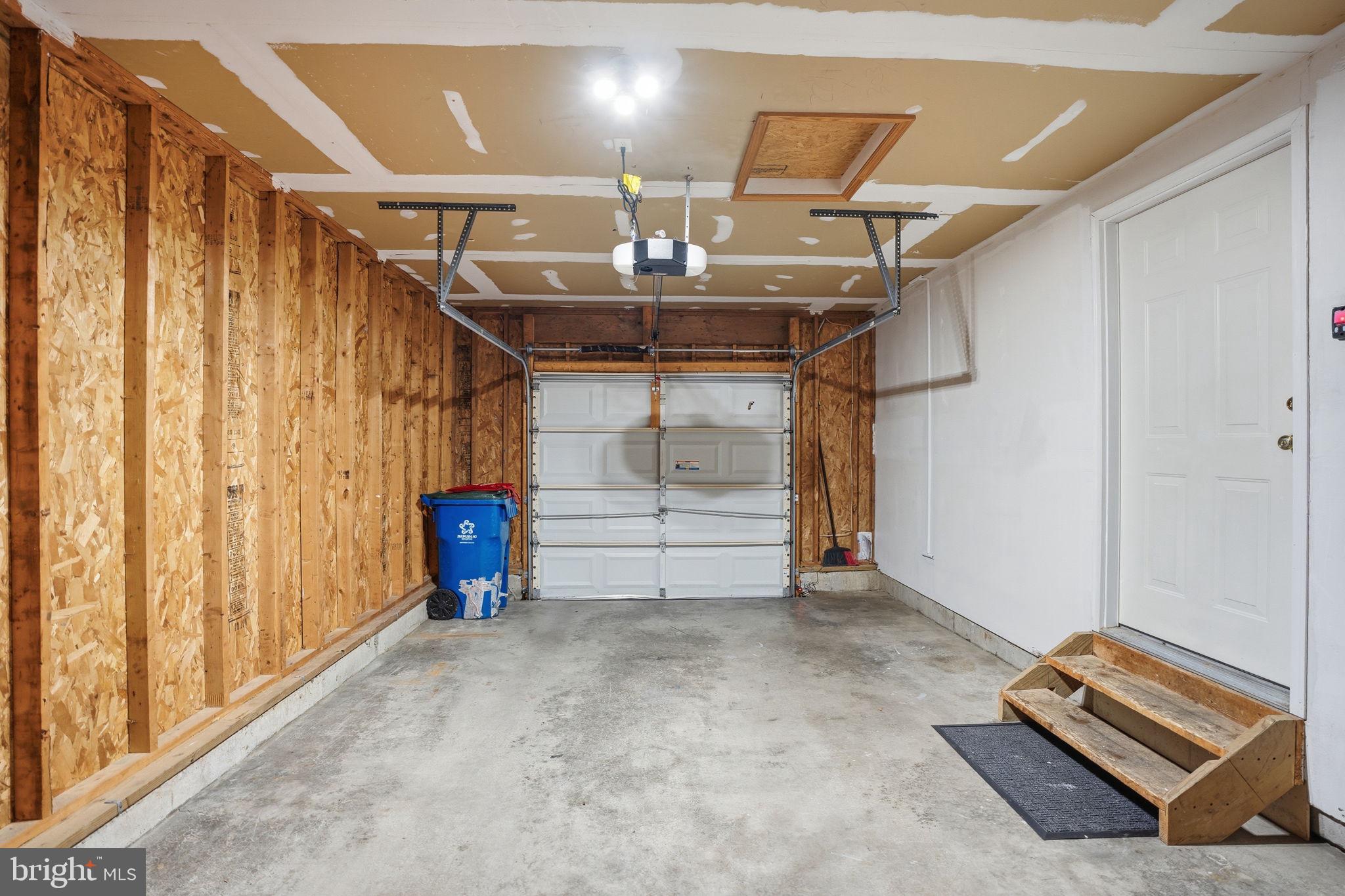 WHISPERING HILLS - Residential