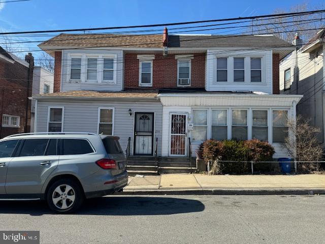 A beautiful 3-bedrooms, 1 full Baths semi det/Twin home in great conditions with some upgrades like, new windows, freshly painted sunroom. Eat-in kitchen;. Appliances include refrigerator, and brand new range Living room and dining room with hardwood floors and new windows throughout entire home. Second level includes three spacious bedrooms with wood flooring, and ample closet space.. NO FLOODING ZONE .Minutes away from shopping centers and the Darby train station, this prime location offers easy access to the airport, all sports stadiums and Philadelphias Center City. Property being sold in AS-IS-CONDIITON only FHA Required Repairs only
Would also make great investment property
