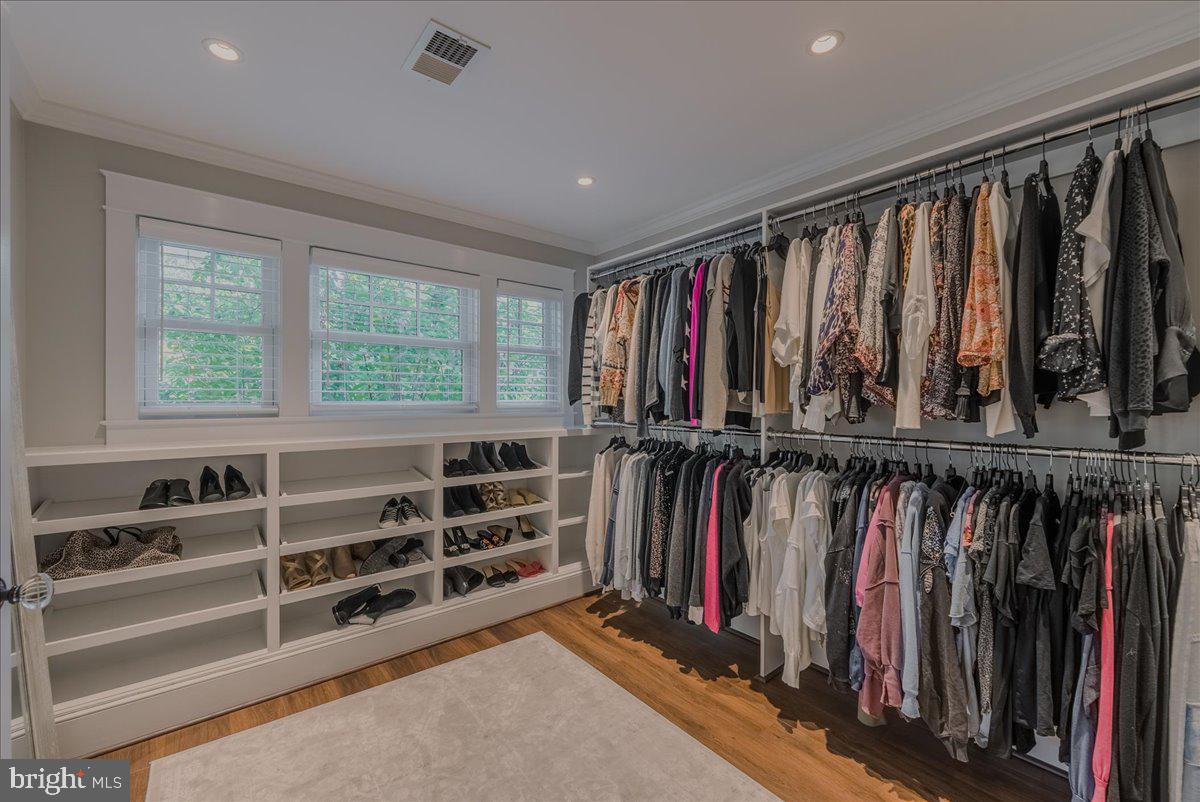 WILLIAMSBURG VILLAGE - Residential