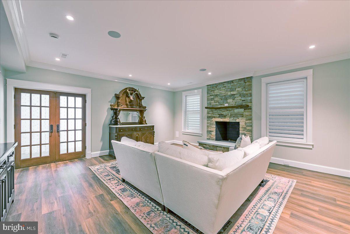 WILLIAMSBURG VILLAGE - Residential