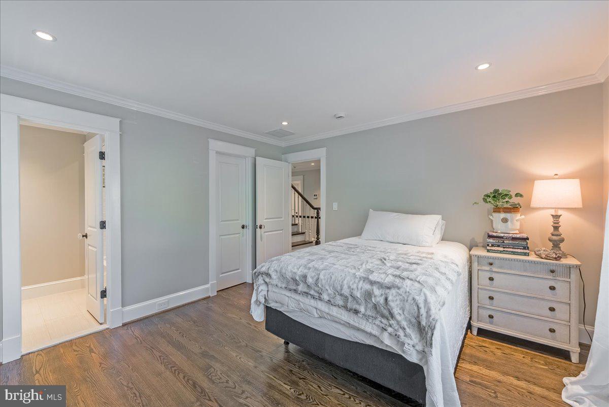 WILLIAMSBURG VILLAGE - Residential