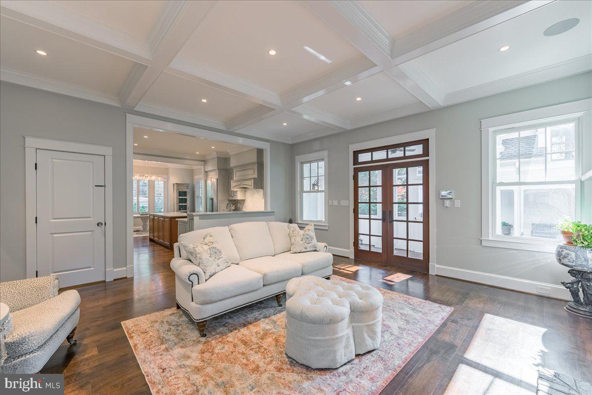 WILLIAMSBURG VILLAGE - Residential