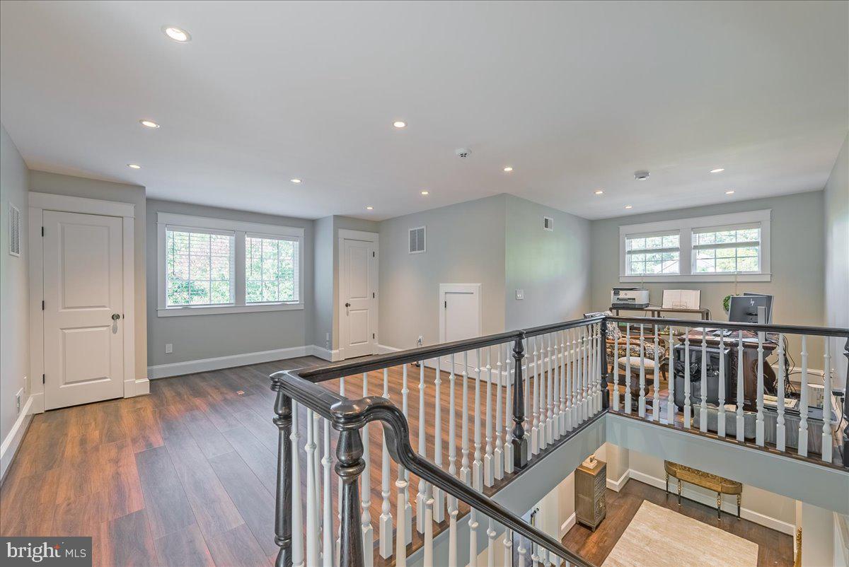 WILLIAMSBURG VILLAGE - Residential