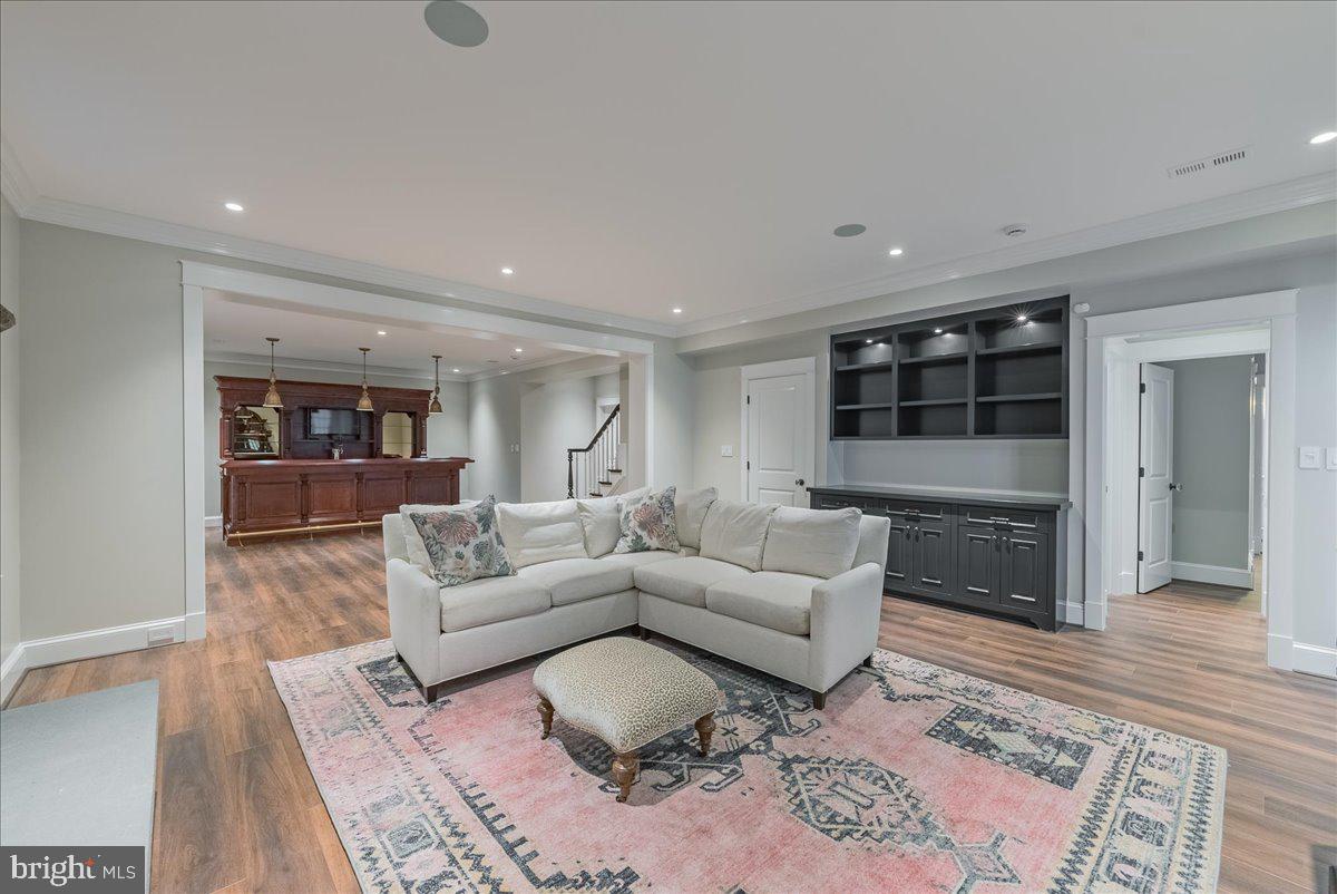 WILLIAMSBURG VILLAGE - Residential