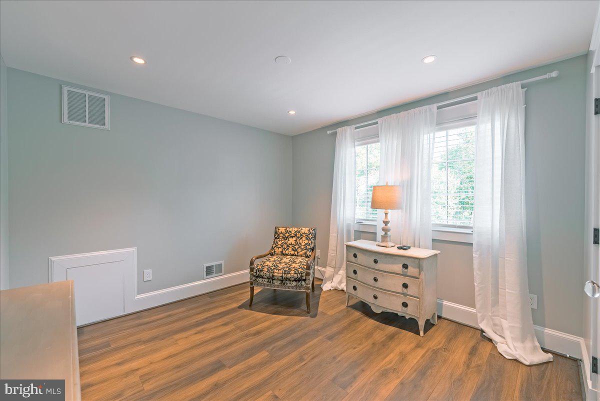 WILLIAMSBURG VILLAGE - Residential