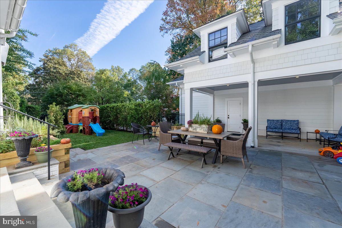 WILLIAMSBURG VILLAGE - Residential