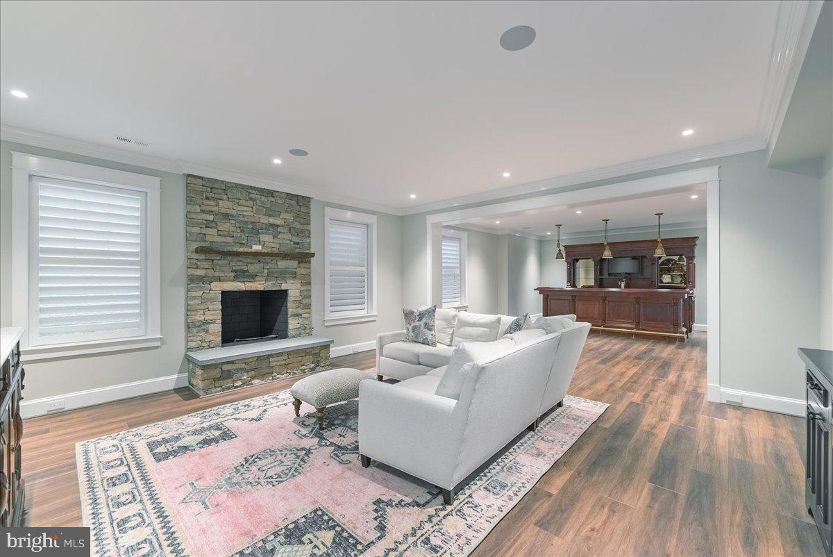 WILLIAMSBURG VILLAGE - Residential