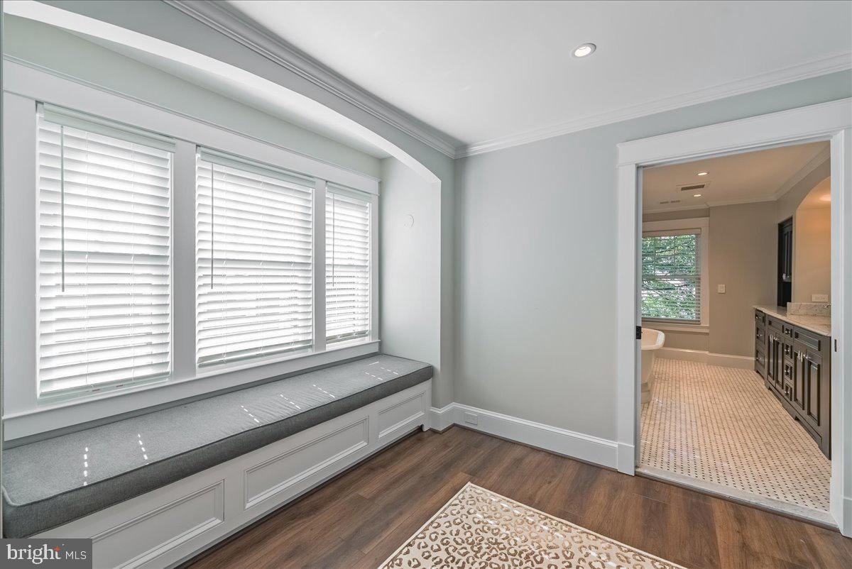 WILLIAMSBURG VILLAGE - Residential