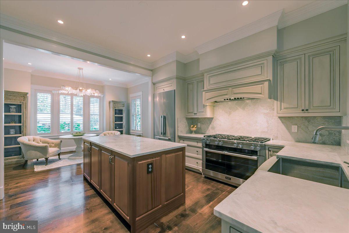 WILLIAMSBURG VILLAGE - Residential