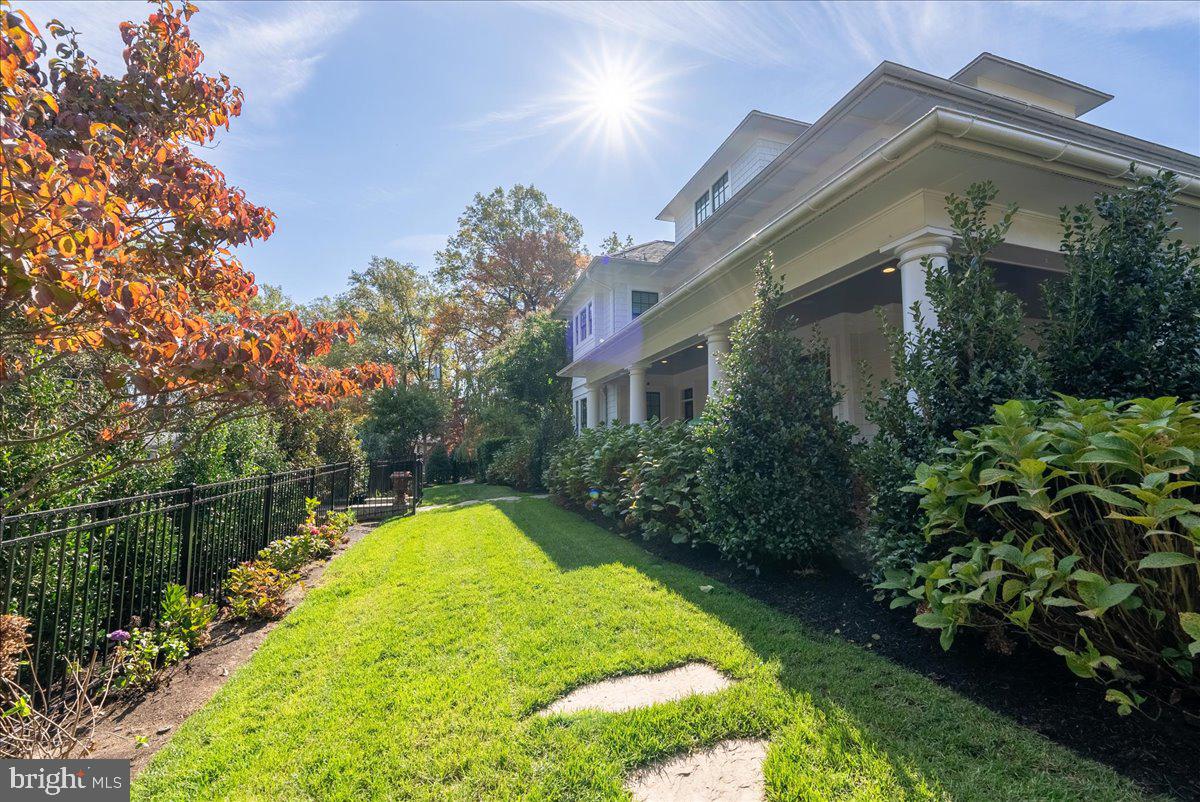 WILLIAMSBURG VILLAGE - Residential