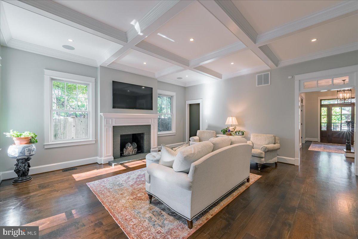 WILLIAMSBURG VILLAGE - Residential