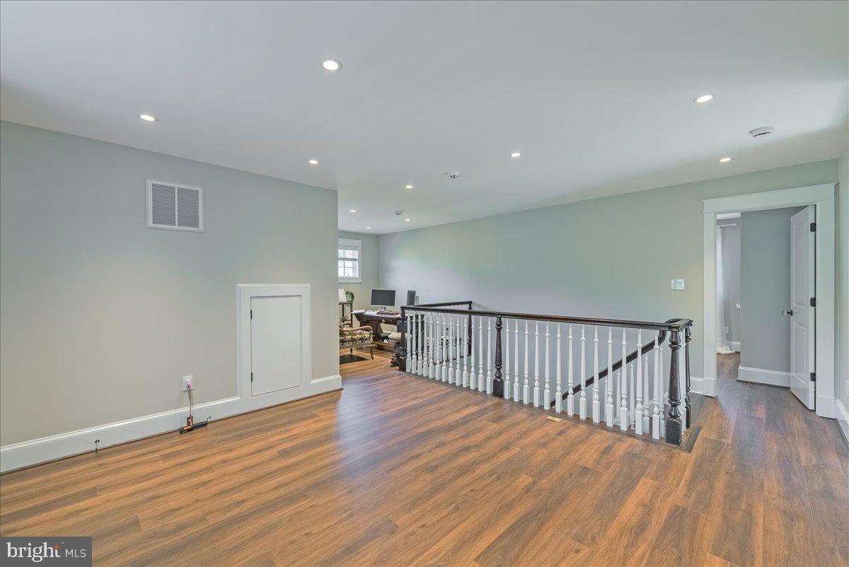 WILLIAMSBURG VILLAGE - Residential