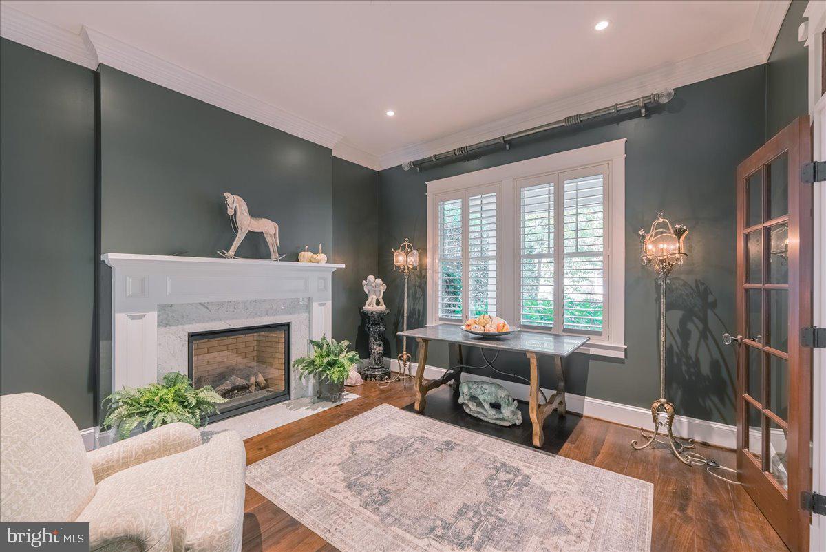 WILLIAMSBURG VILLAGE - Residential