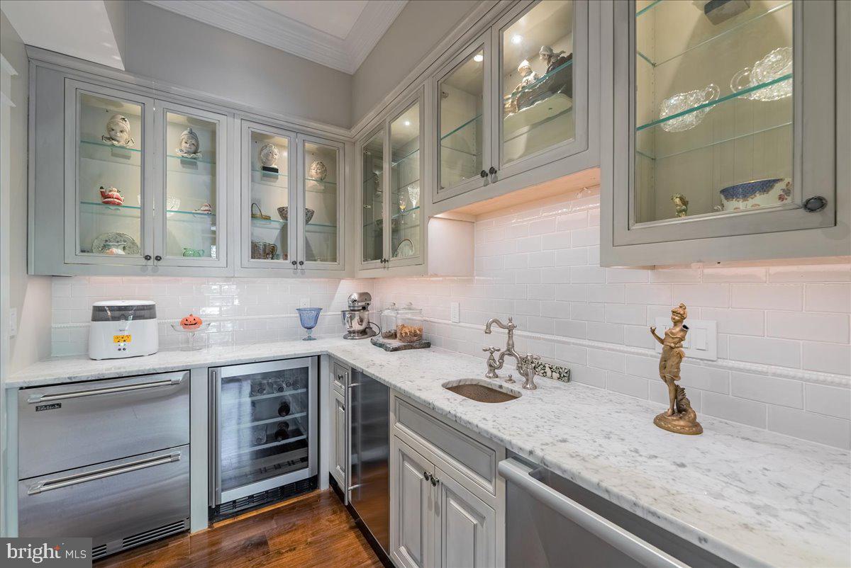 WILLIAMSBURG VILLAGE - Residential