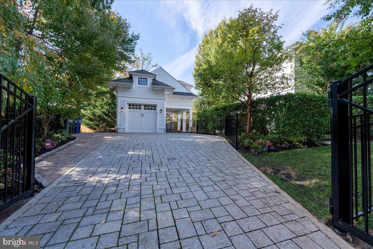 WILLIAMSBURG VILLAGE - Residential