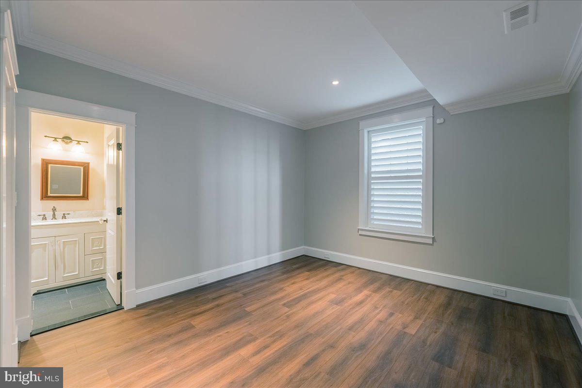 WILLIAMSBURG VILLAGE - Residential