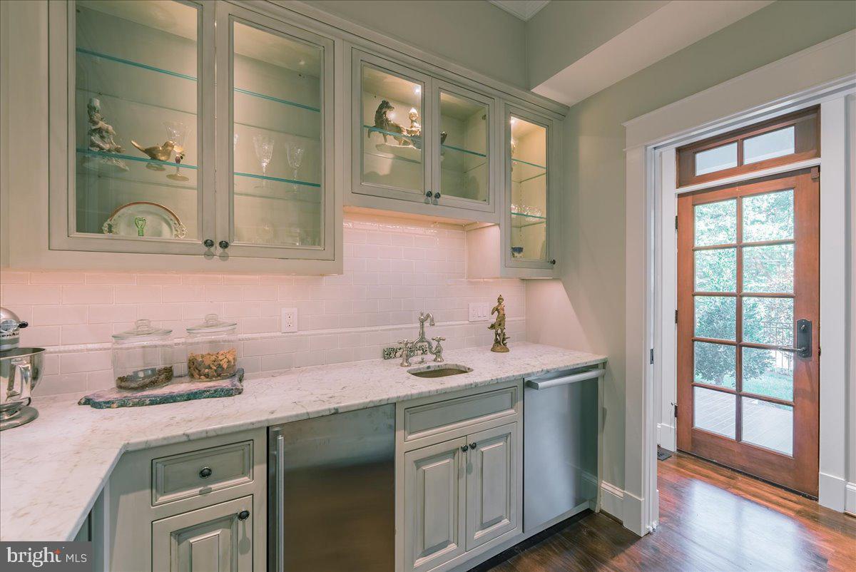 WILLIAMSBURG VILLAGE - Residential