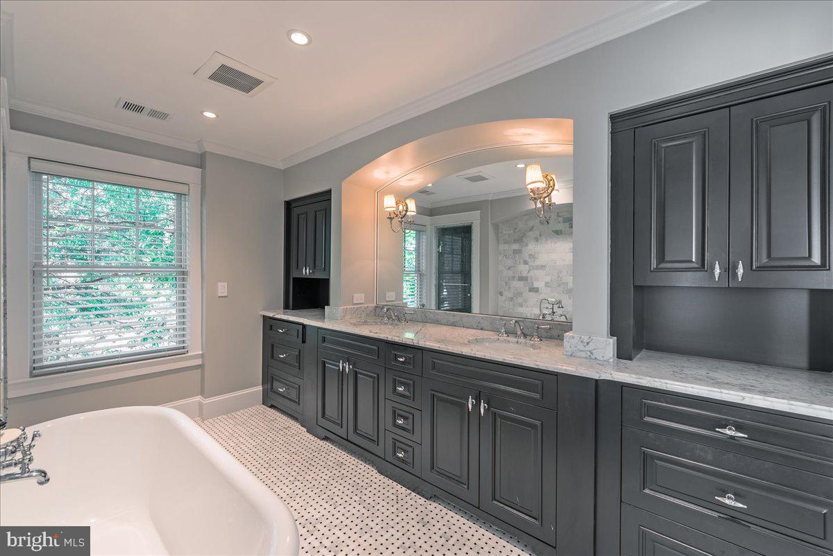 WILLIAMSBURG VILLAGE - Residential