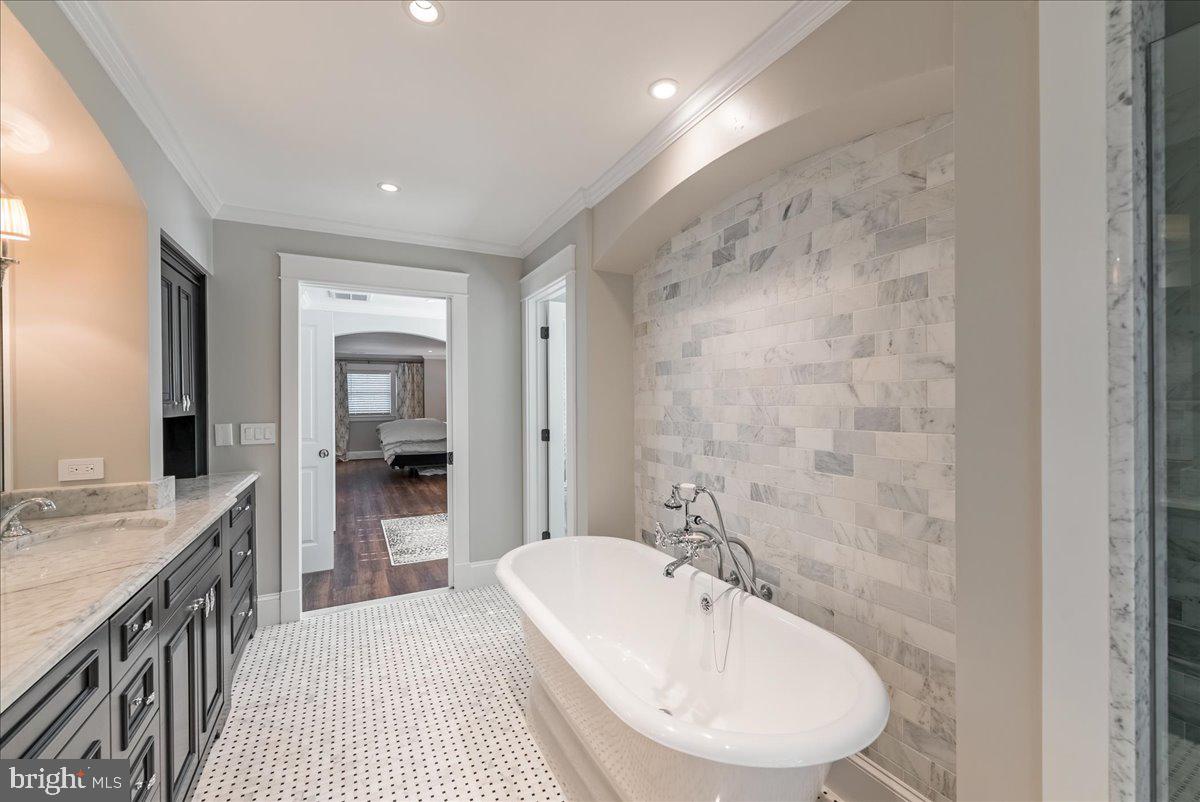 WILLIAMSBURG VILLAGE - Residential