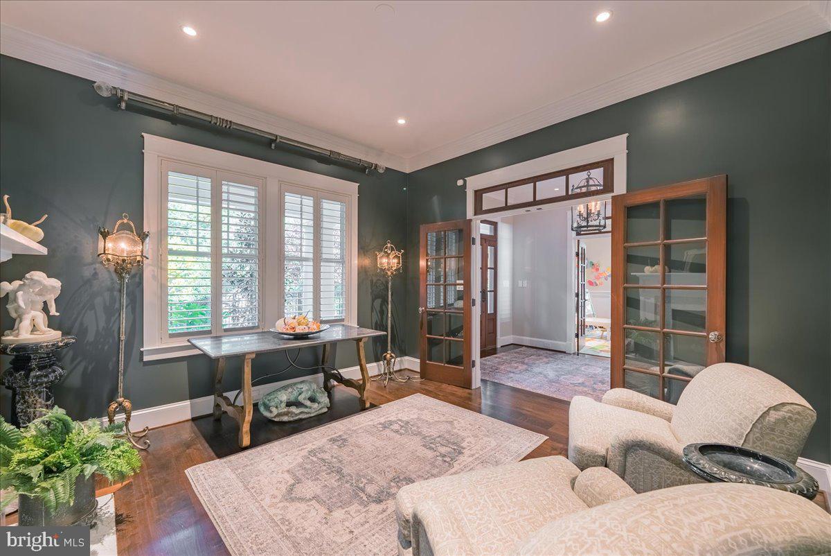 WILLIAMSBURG VILLAGE - Residential