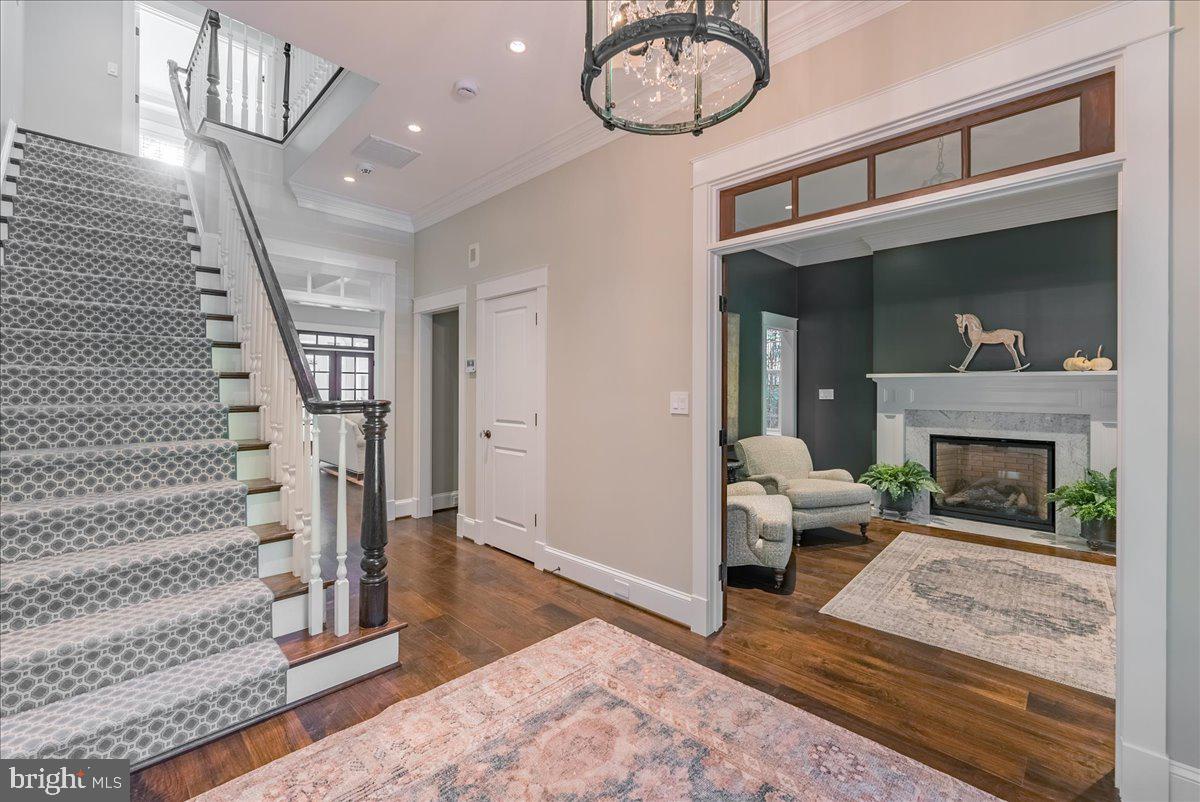 WILLIAMSBURG VILLAGE - Residential