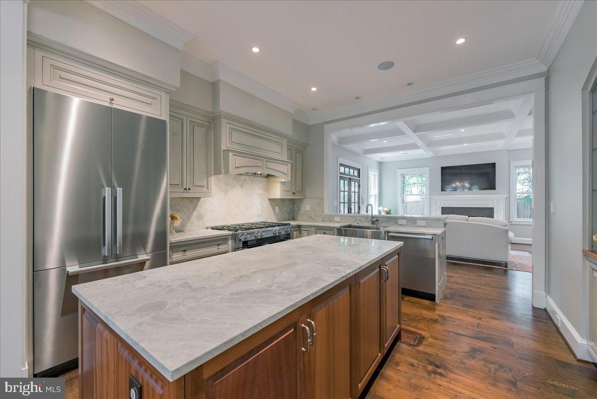 WILLIAMSBURG VILLAGE - Residential