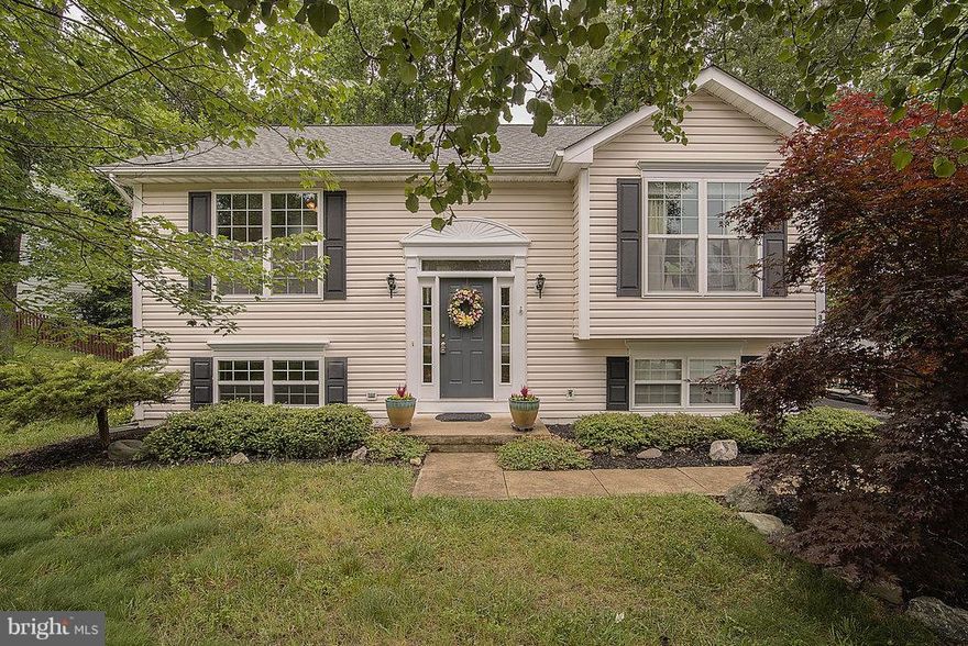 Cozy split foyer home: 3 bed/2 baths & established trees in the yard! Upper level holds 2 bedrooms, dine-in kitchen w/pantry, & living room w/skylights, fireplace & exit to porch w/stairs to yard. Lower level: 3rd bedroom, laundry rm, study, family rm w/fireplace& exit to patio/fenced in backyard-backs to woods! New roof/fridge/water heater! Near Timberlake Park, Rts 1 & 17, I-95, Cosner's Corner!