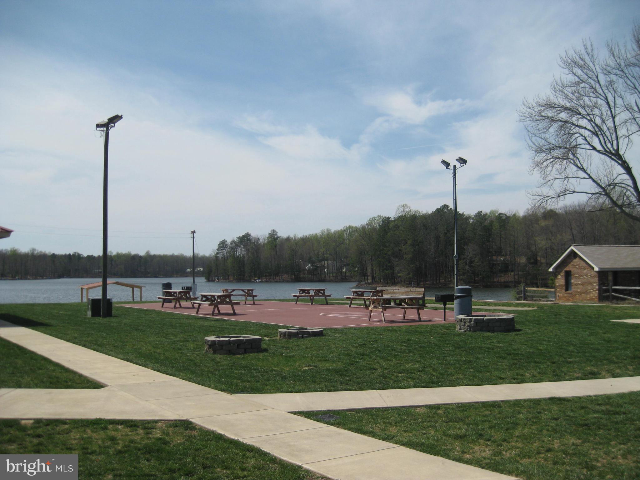 LAKE CAROLINE - Residential