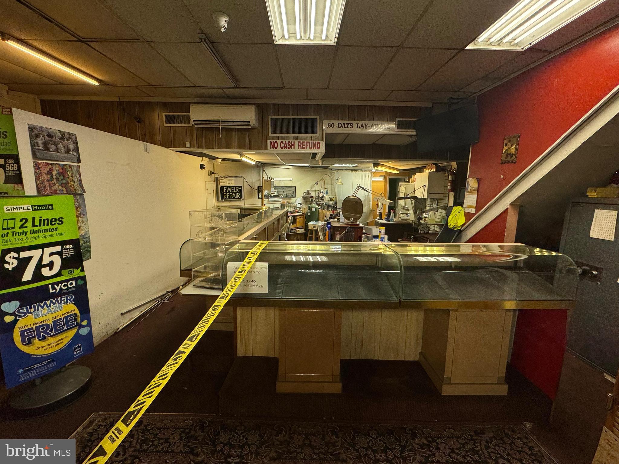 Main image without alt text