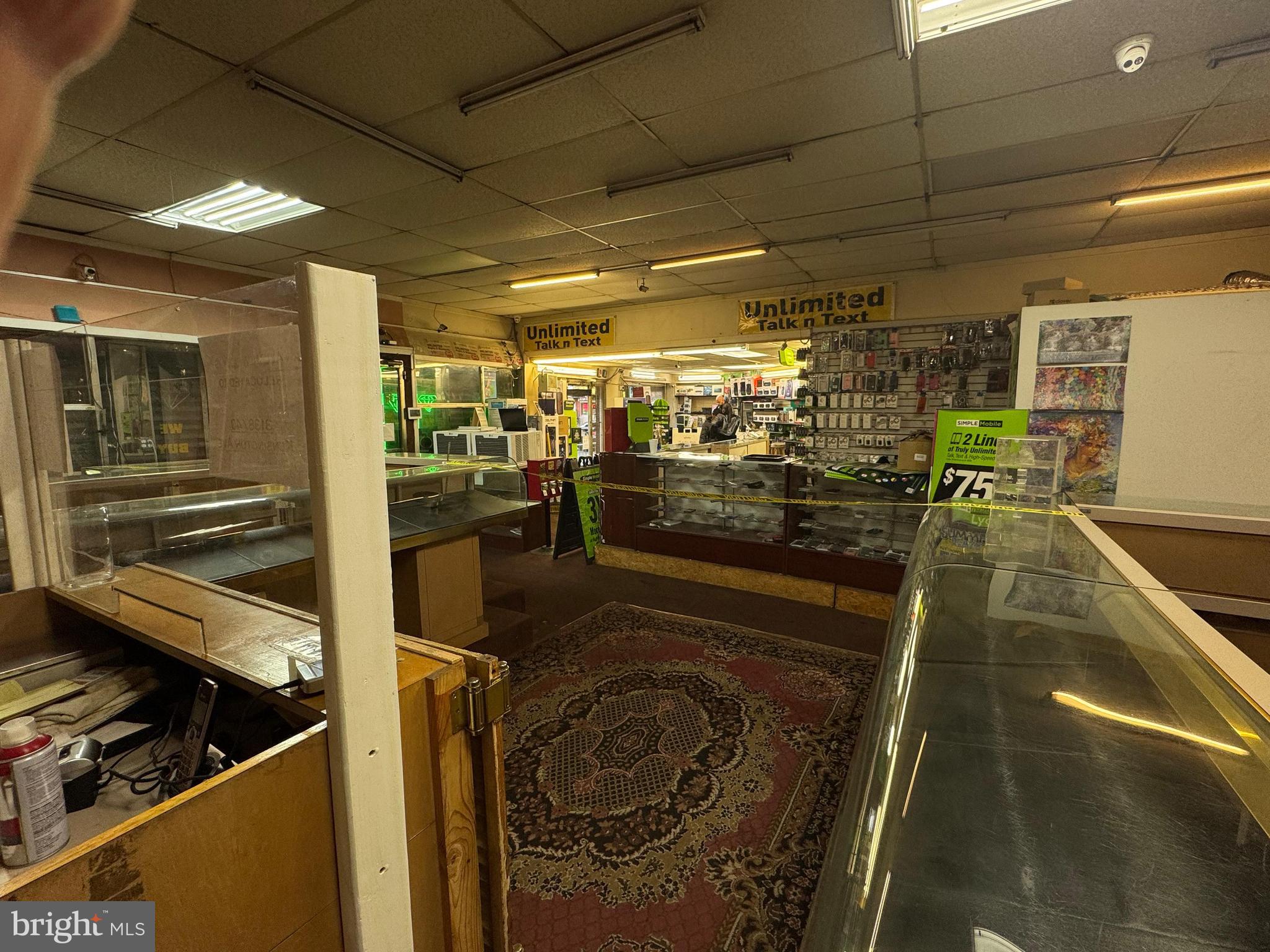 Main image without alt text