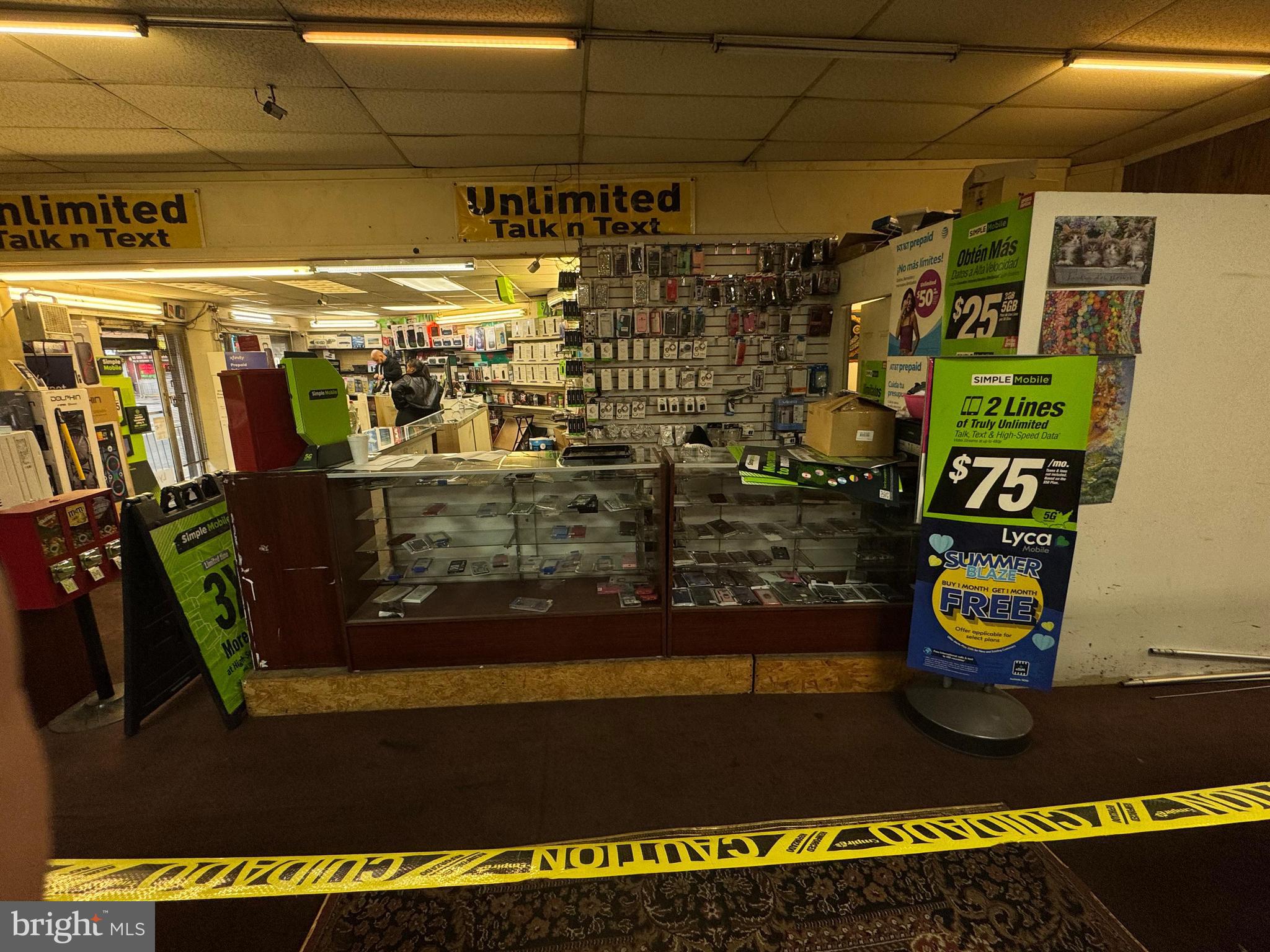 Main image without alt text