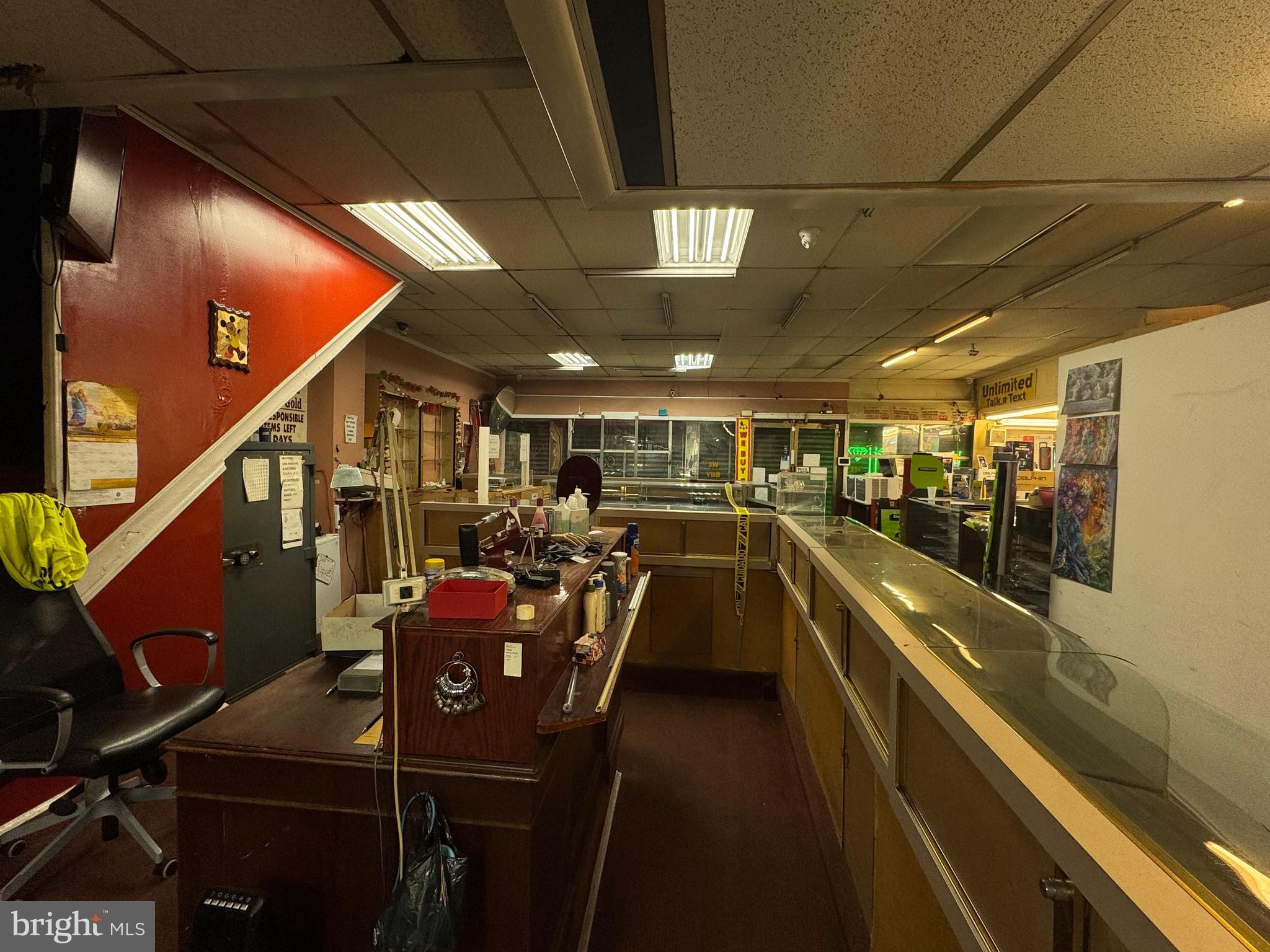 Main image without alt text