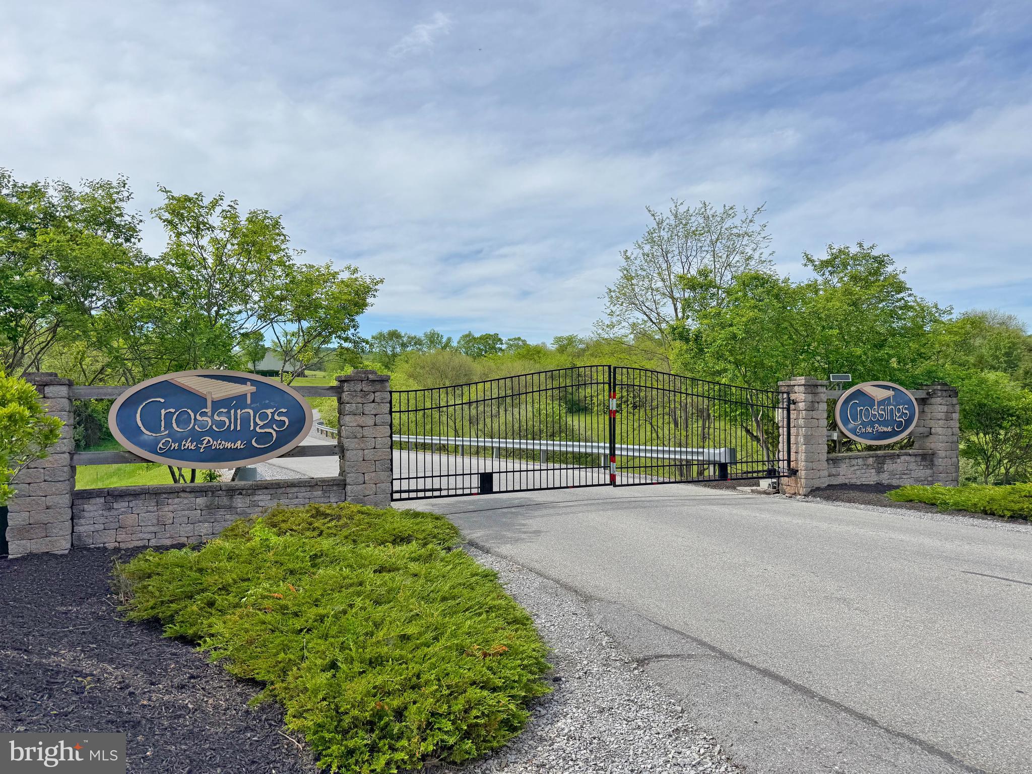 CROSSINGS ON THE POTOMAC - Land