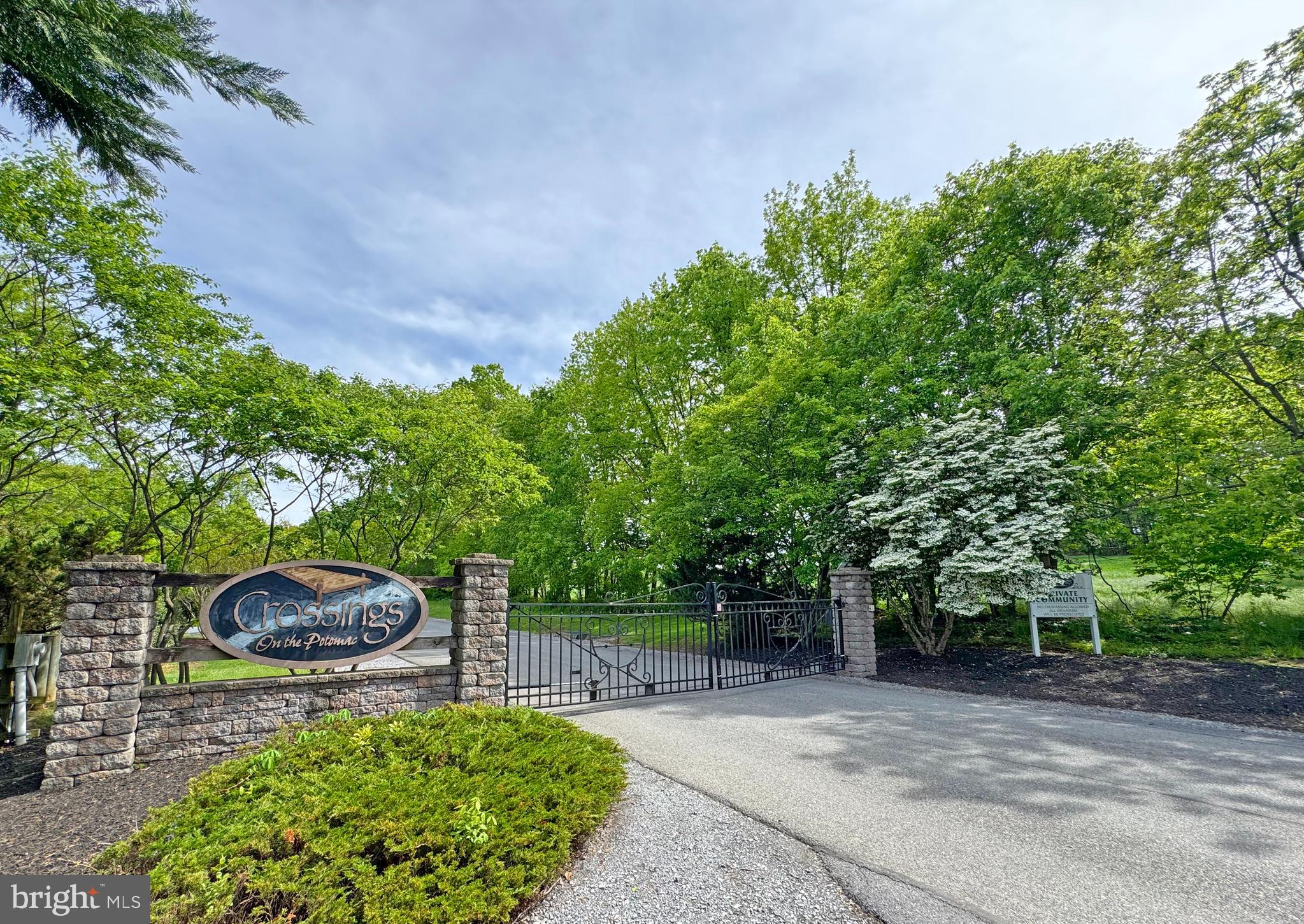 CROSSINGS ON THE POTOMAC - Land