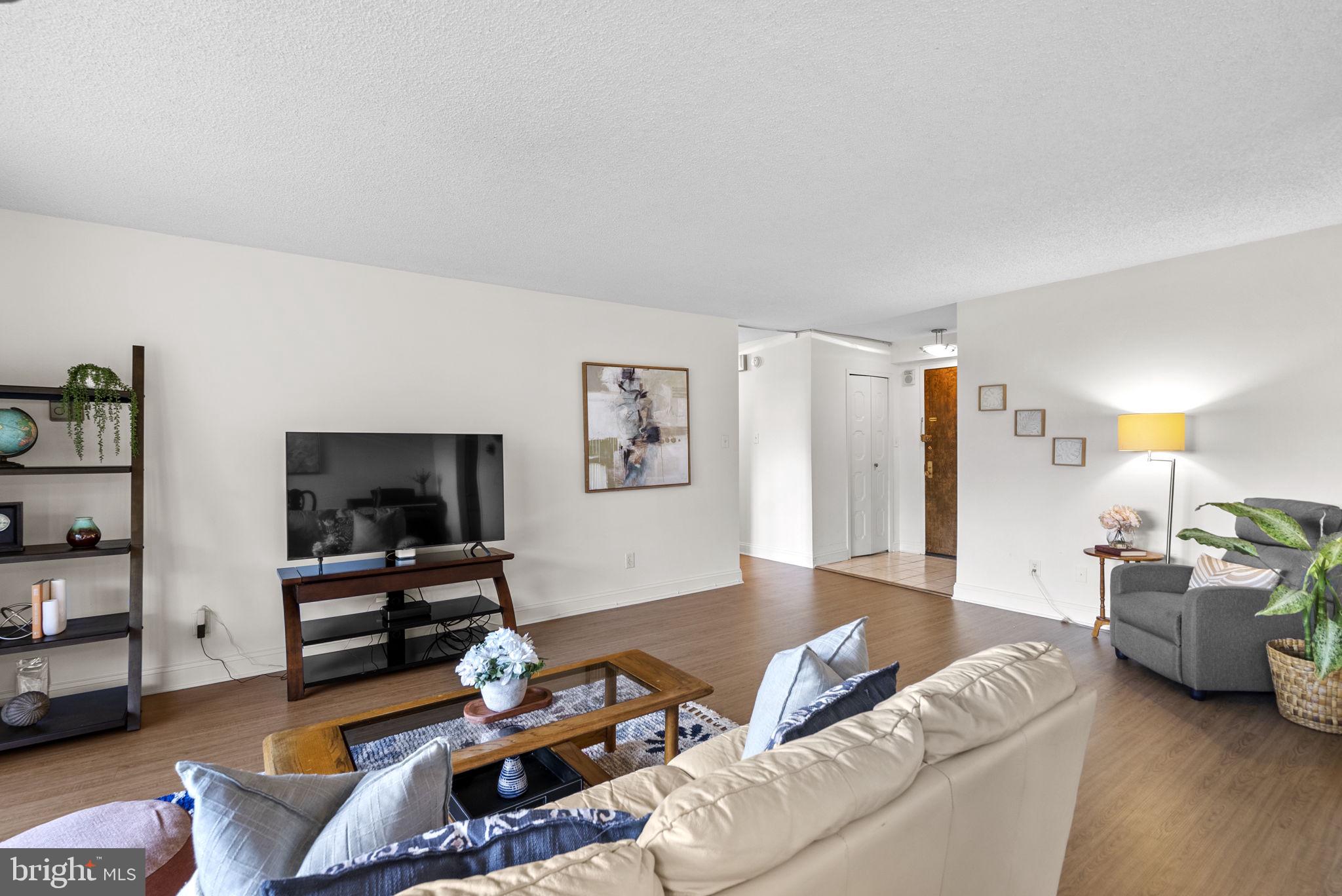 PROMENADE TOWERS - Residential