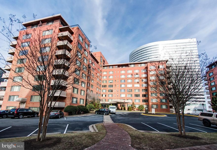 Fully furnished one-bedroom at the ultra-convenient community of River Place North. Just moments from Metro, seconds to the Key Bridge into Georgetown, with assigned parking. Fantastic views of the Potomac, Memorial Bridge & Lincoln Memorial from the unit. Rent includes all utilities. Swimming pool, fitness center, sauna, security staffed gate, convenience store are all part of the community.