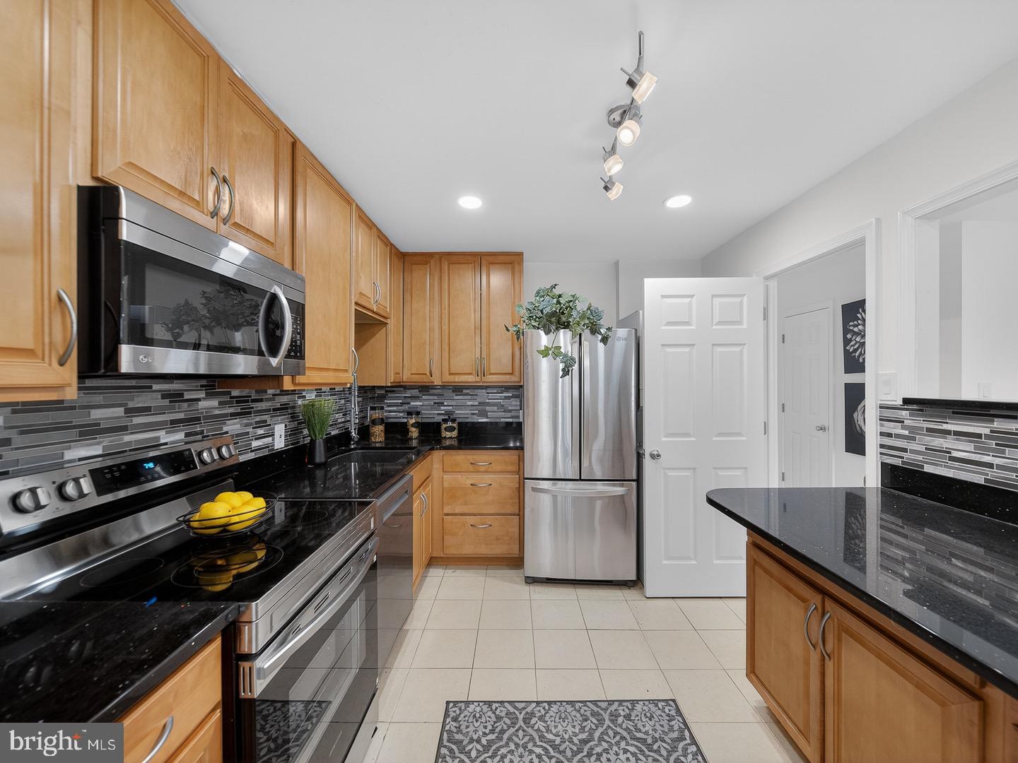 COLUMBIA TOWERS - Residential