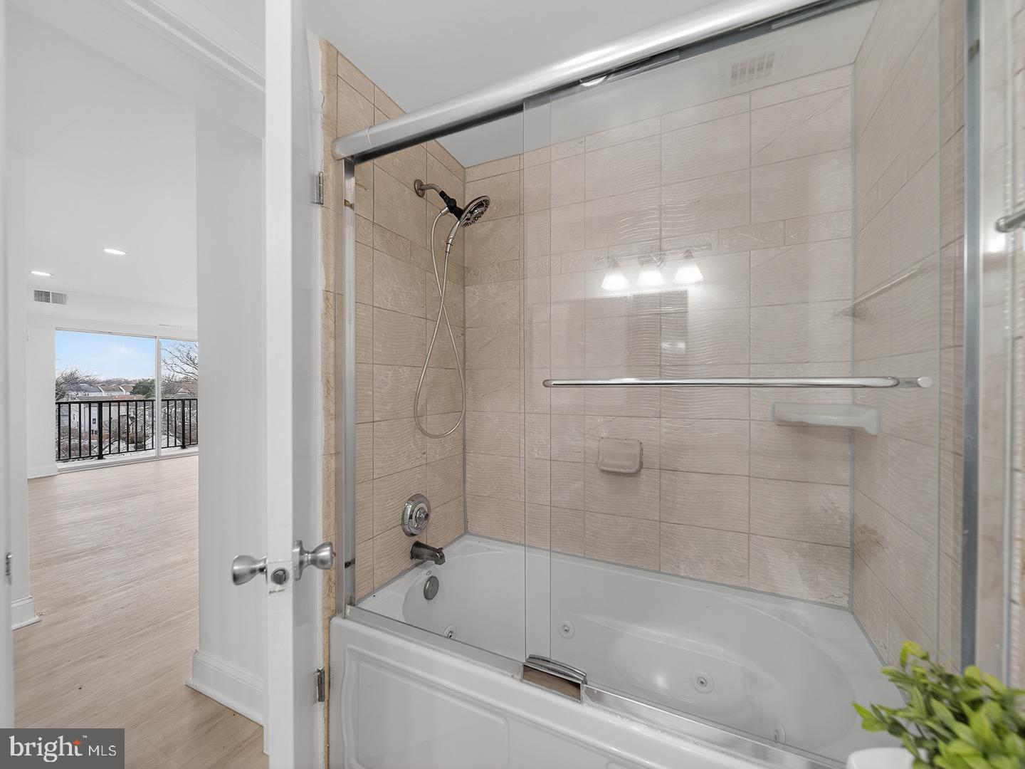 COLUMBIA TOWERS - Residential