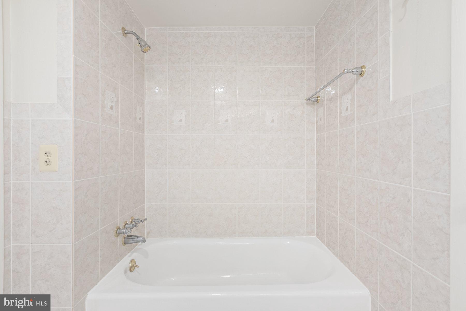 PIMMIT HILLS - Residential Lease