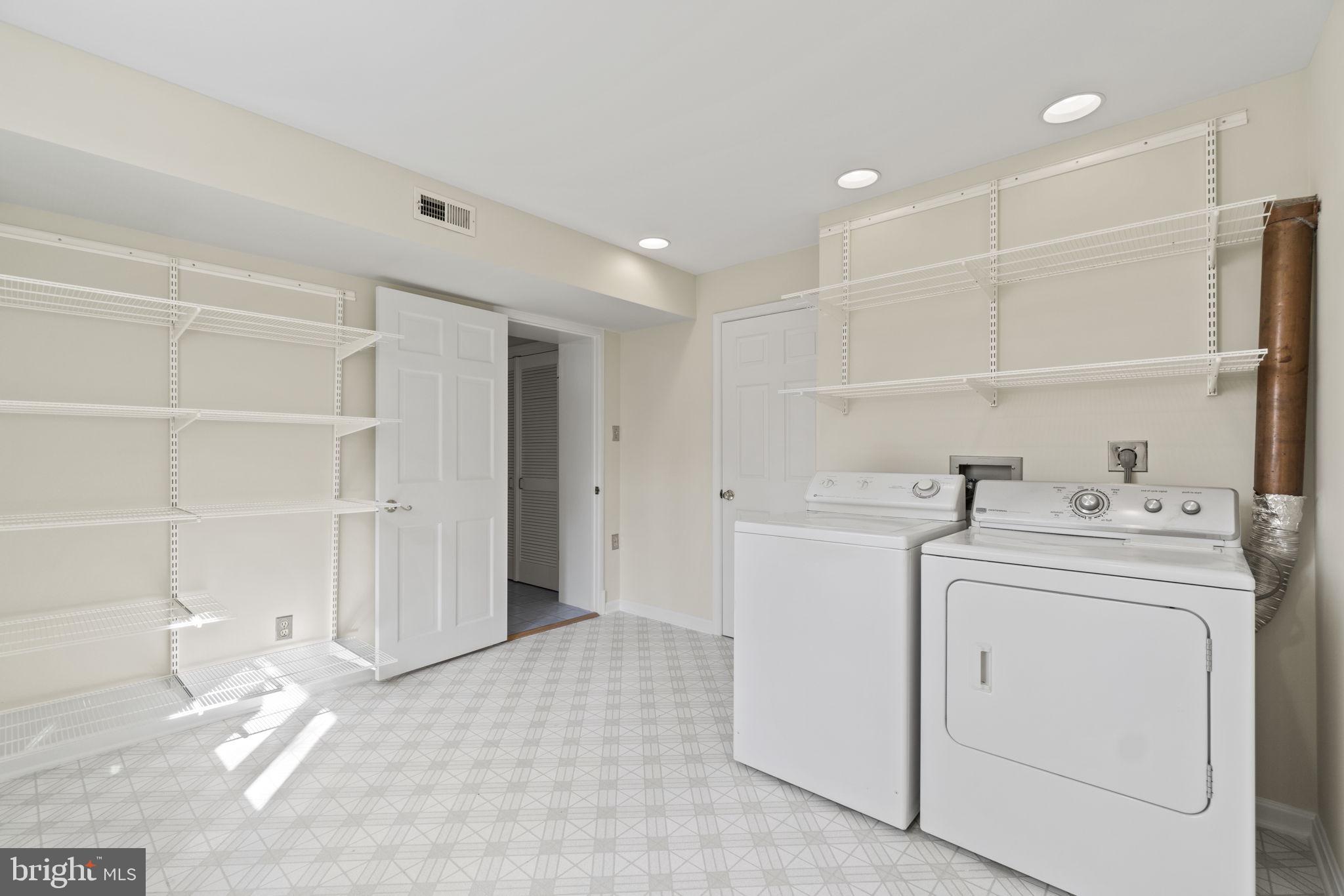 ELIZABETH FOX MOORE ESTA - Residential