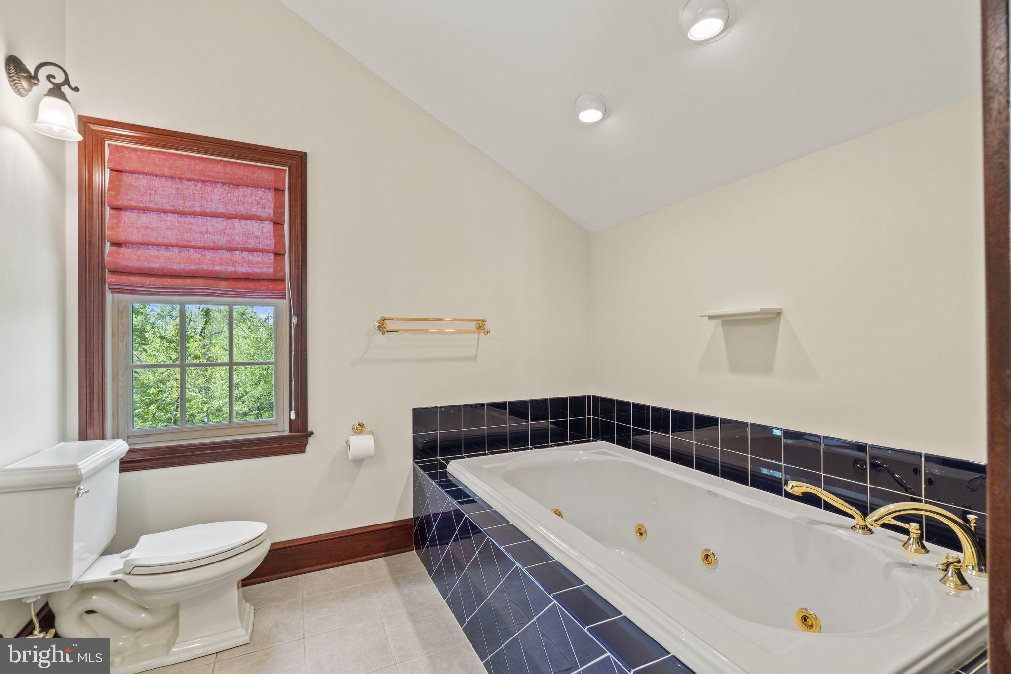 ELIZABETH FOX MOORE ESTA - Residential