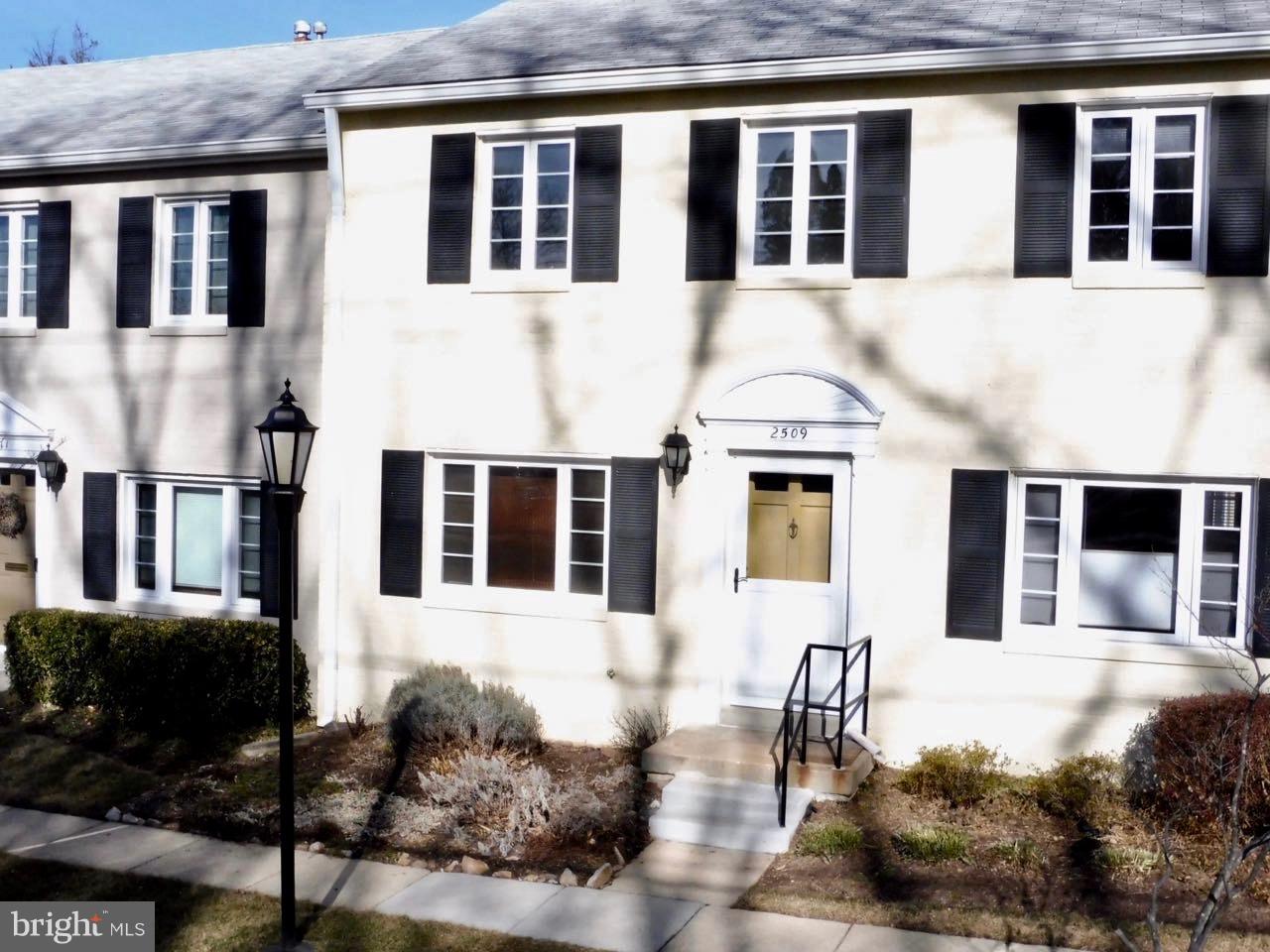 Newly renovated TH 2 blocks from Forest Glen Metro, Just renovated! ALL NEW: painting, quartz countertops, lighting, flooring, curtains and blinds, Gas heating and cooking, Washer/ Dryer, Very close to beach drive too, Terrific sunshine & very clean, ceiling fans in bdrms, Parking in front or back, Priv Storage closet in next bldg, Updated windows, Nothing to do - just unpack!