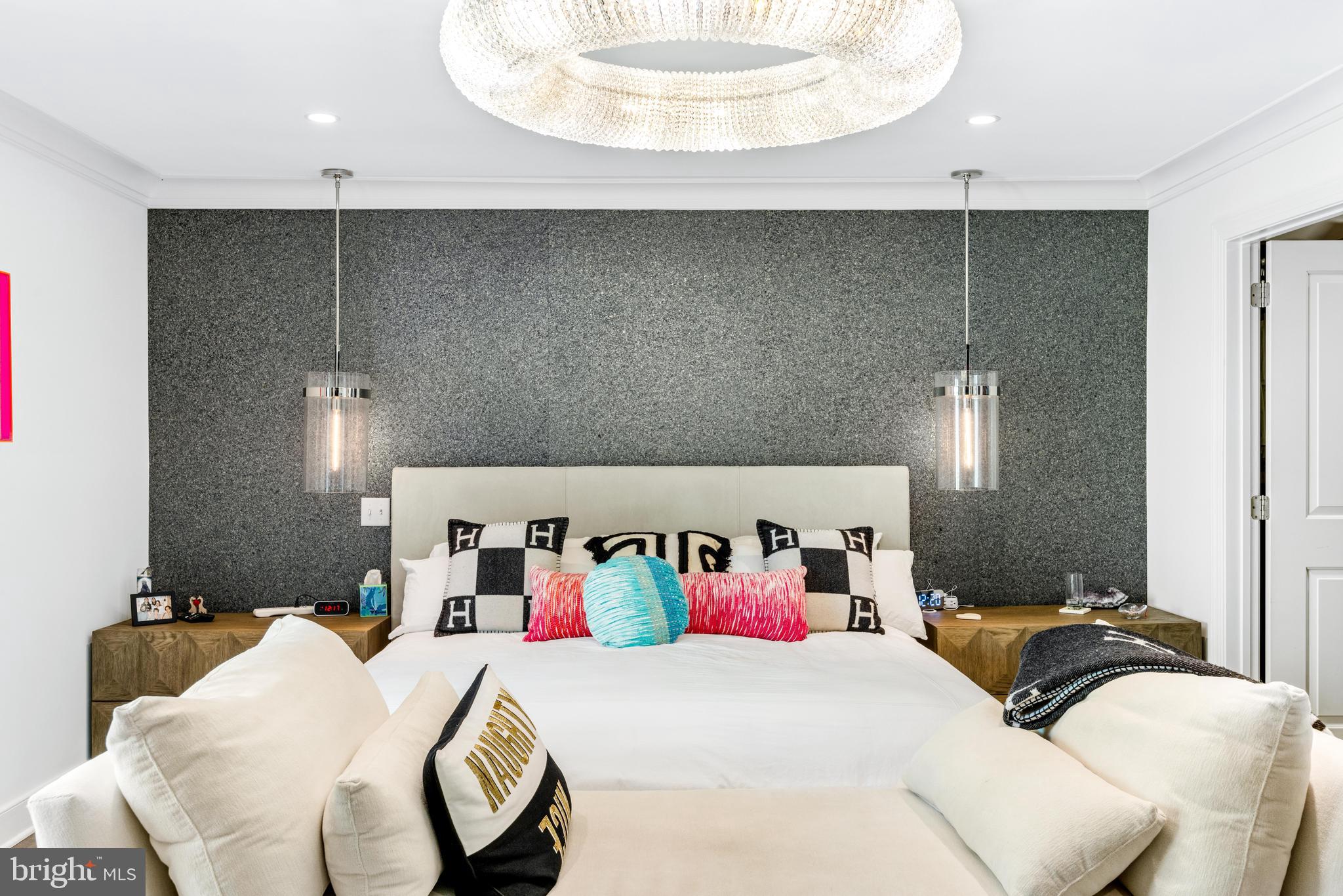 JONATHANS DELIGHT - Residential